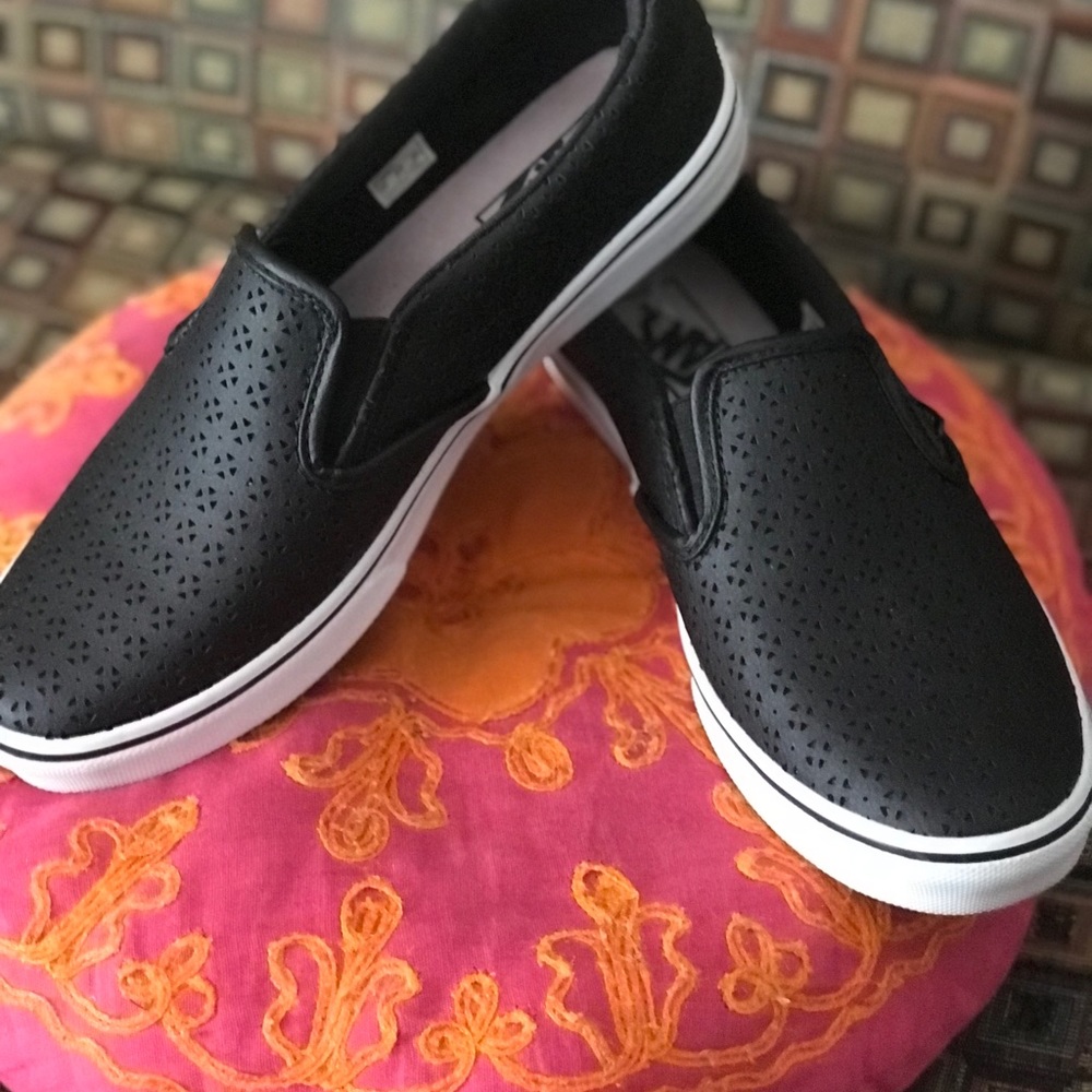 Van Black slip on 8.5 fits like a 9